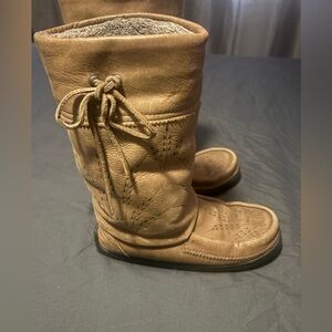 Manitobah mukluks mid gatherer boot size L7 M5